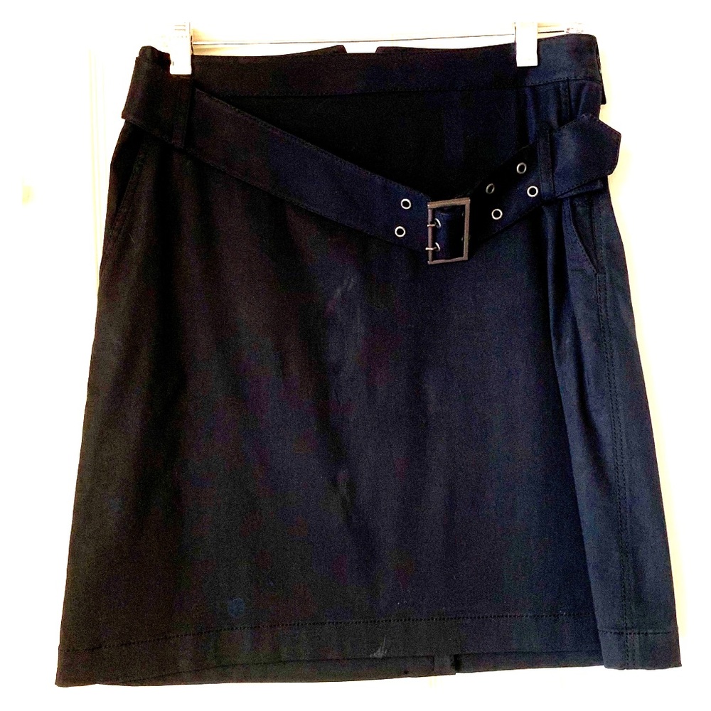 Adorable Tahari black belted skirt